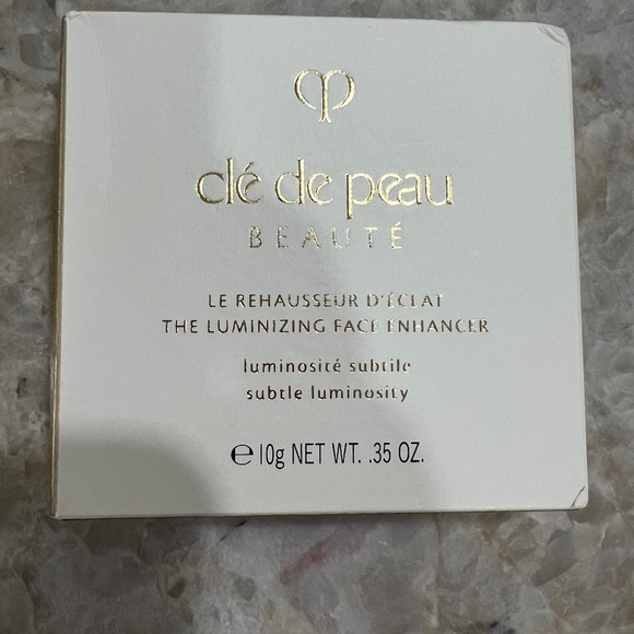 Cle de Peau Beaute Luminizing Face Enhancer - Picture 5 of 10